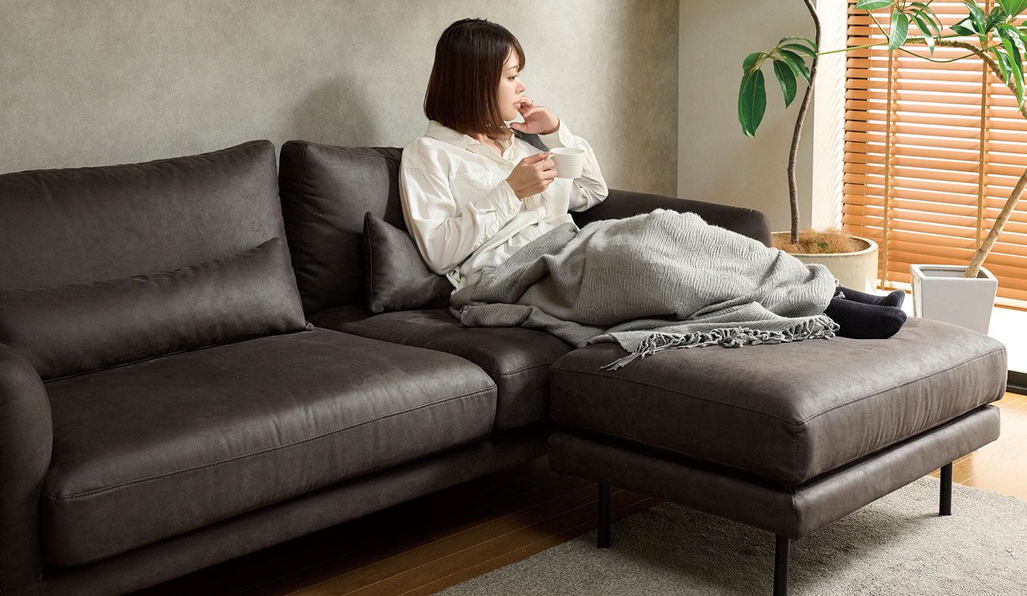 ソファとオットマンをつなげてカウチソファのように使用可能